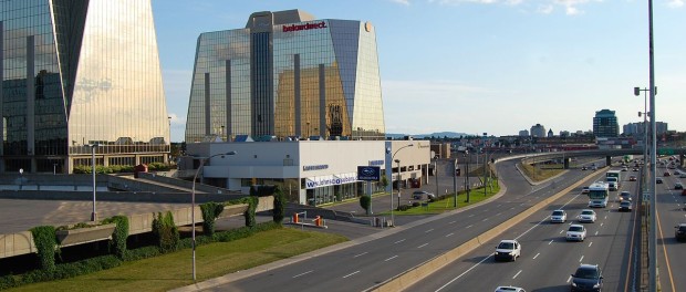 The metropolitan highway is a major highway through the borough of Anjou in Montreal. Photo credit: Chicoutimi/Wikimedia Commons.