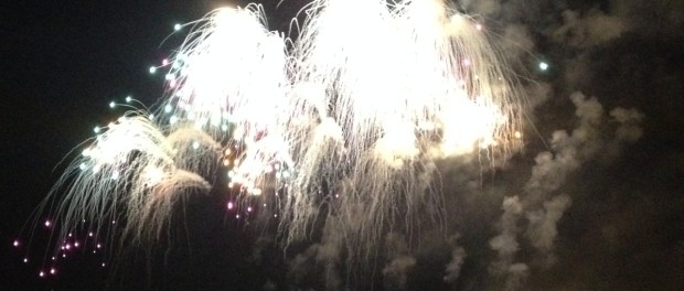 Fireworks. Hong Kong. Montreal Jacques Cartier Bridge. Photo Diamond Yao.