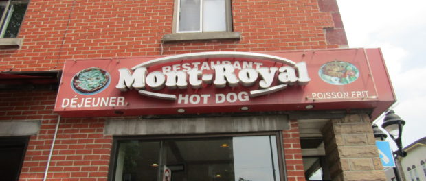 Mont Royal Hot Dog. Rue Mt. Royal. Photo Rachel LEvine
