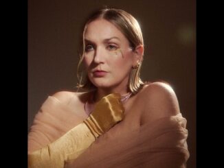 singer in gold glothing